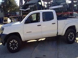 2008 TOYOTA TACOMA WHITE SR5 CREW CAB 4.0 AT 2WD.  Z24863
